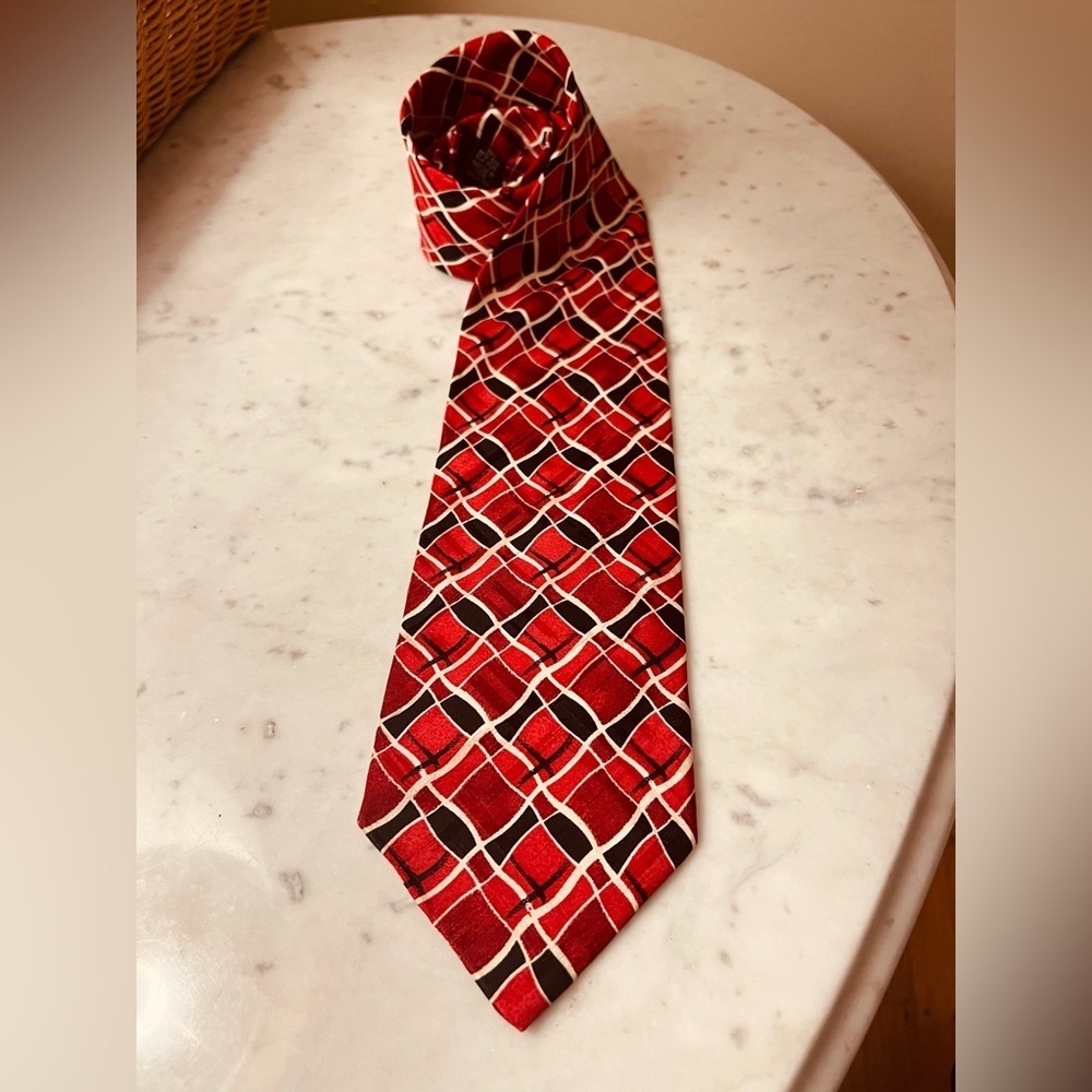 Hugo Boss men’s silk tie. Black, red and white